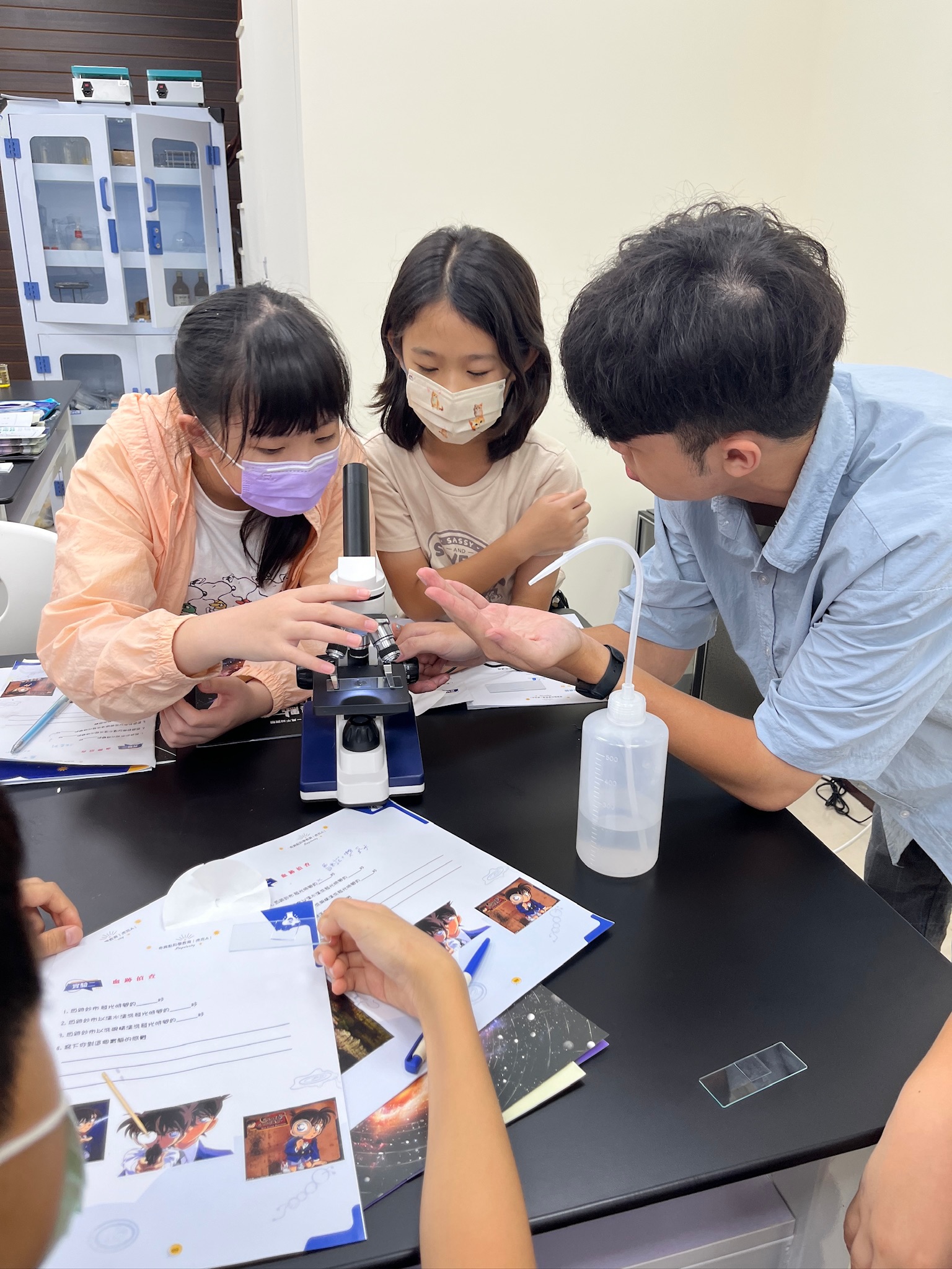 學生操作顯微鏡進行觀察