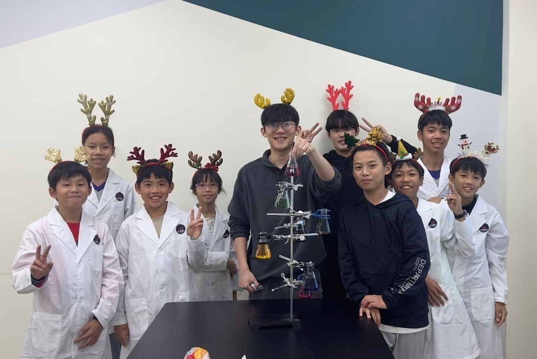 聖誕主題化學實驗合照