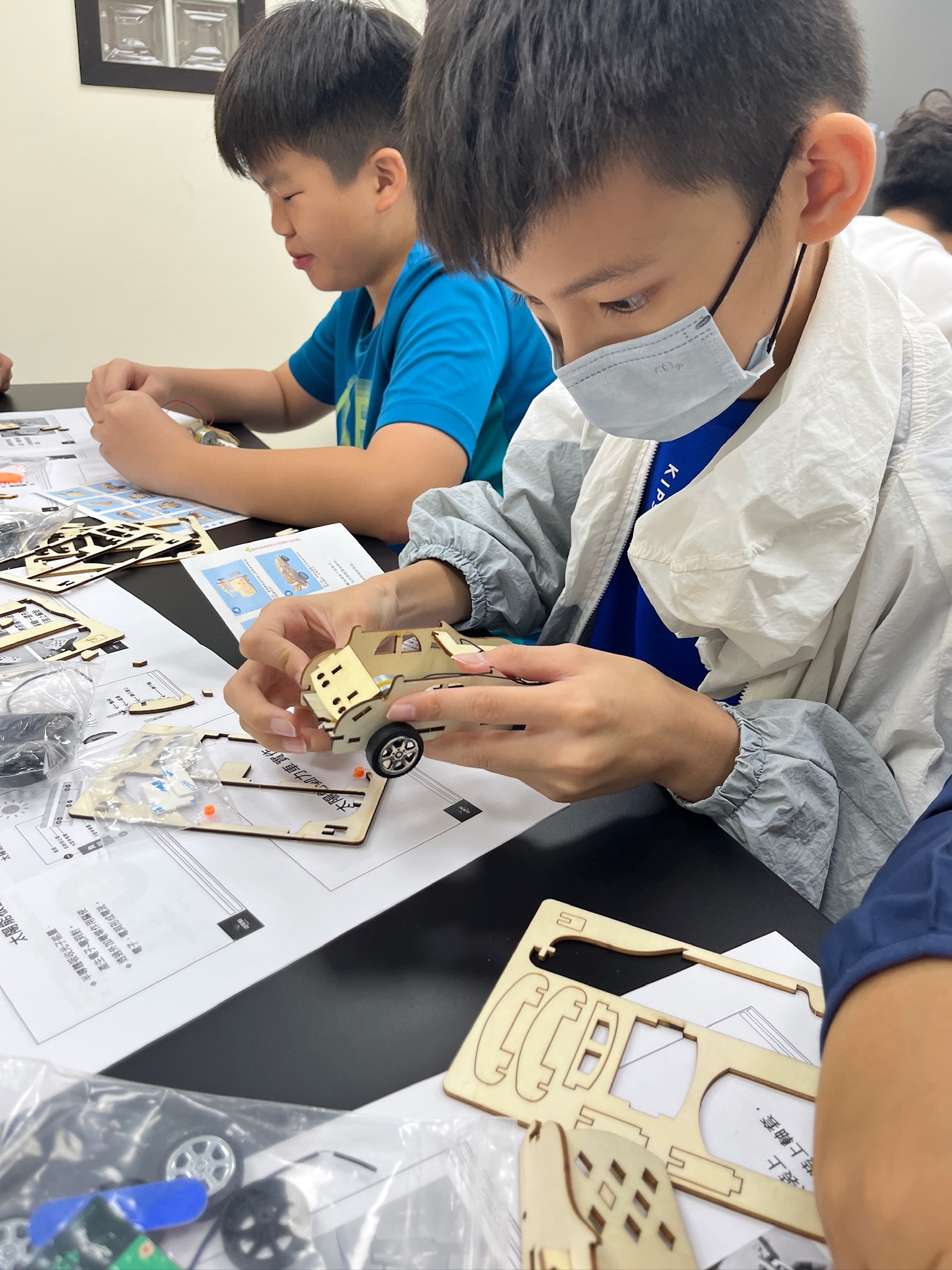 學生組裝科學動力車