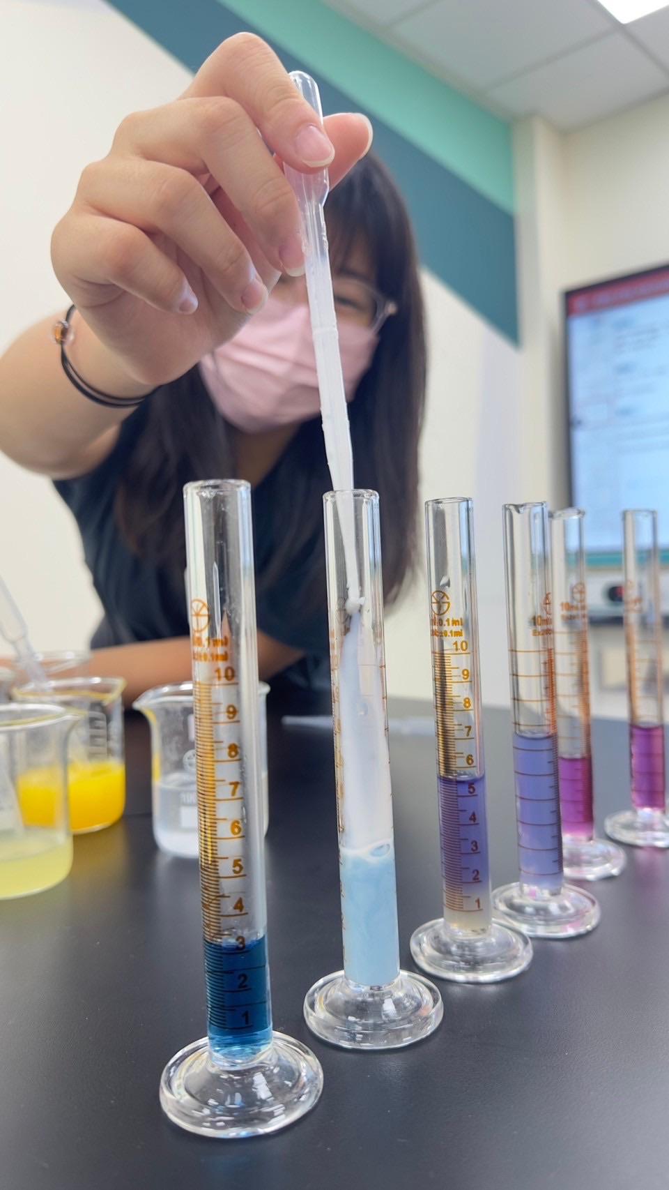 多色指示劑與量筒實驗