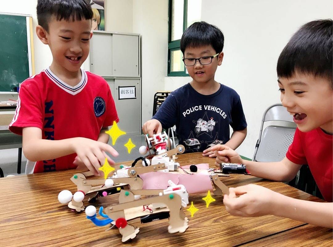 國小生操作仿生機器人